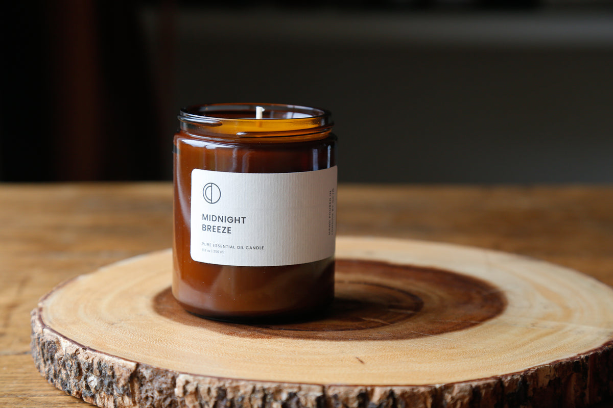 Brise de Minuit (Géranium rosat + Vétiver + Patchouli) | Bougie en pot ambré